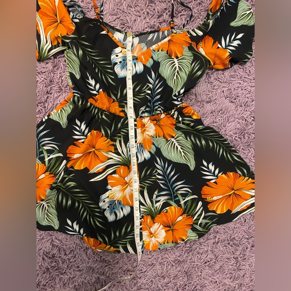 NWOT. Shein ladies romper - Picture 4 of 6